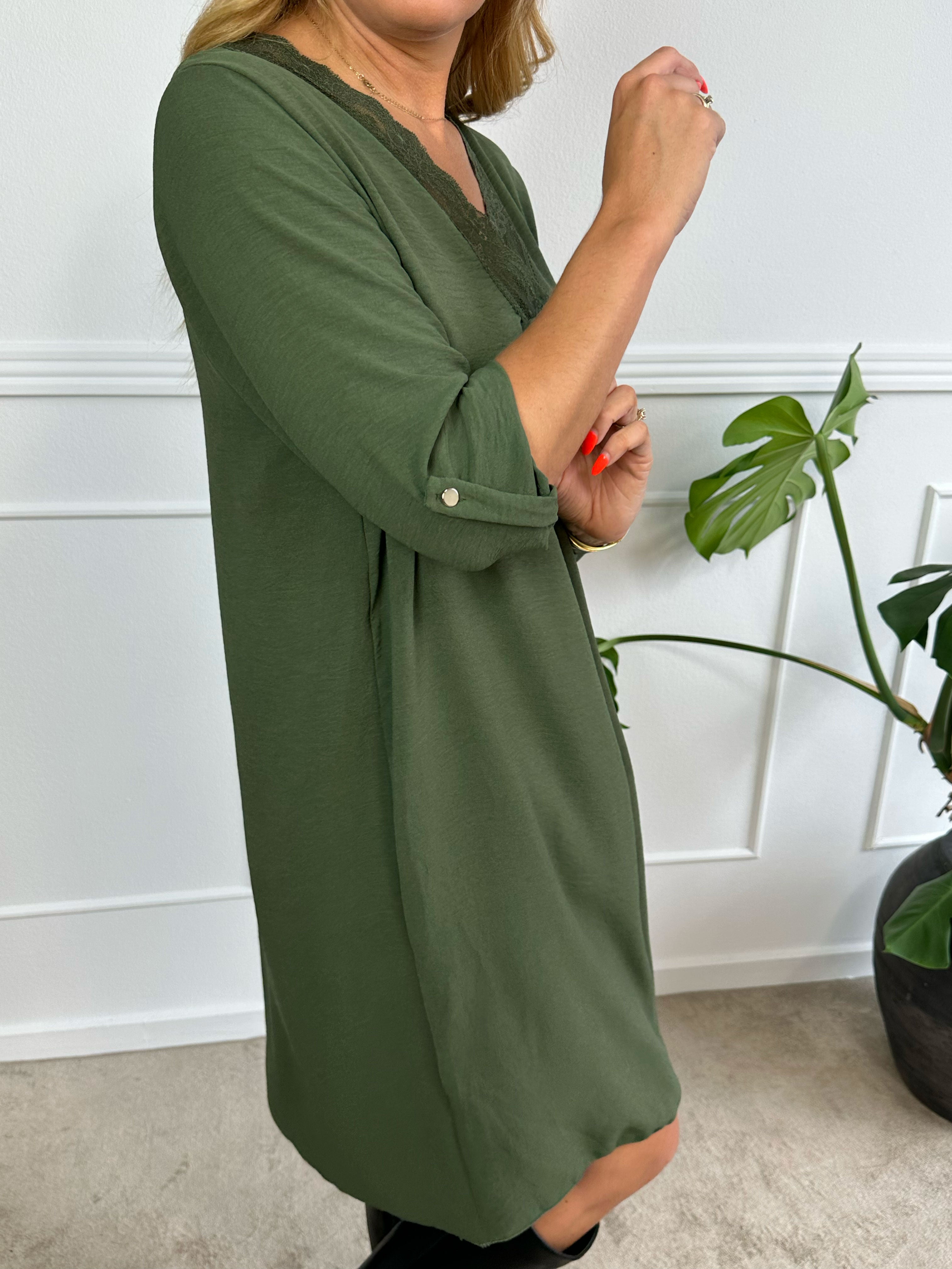 Elly Long - Simpel kjole med blondekant